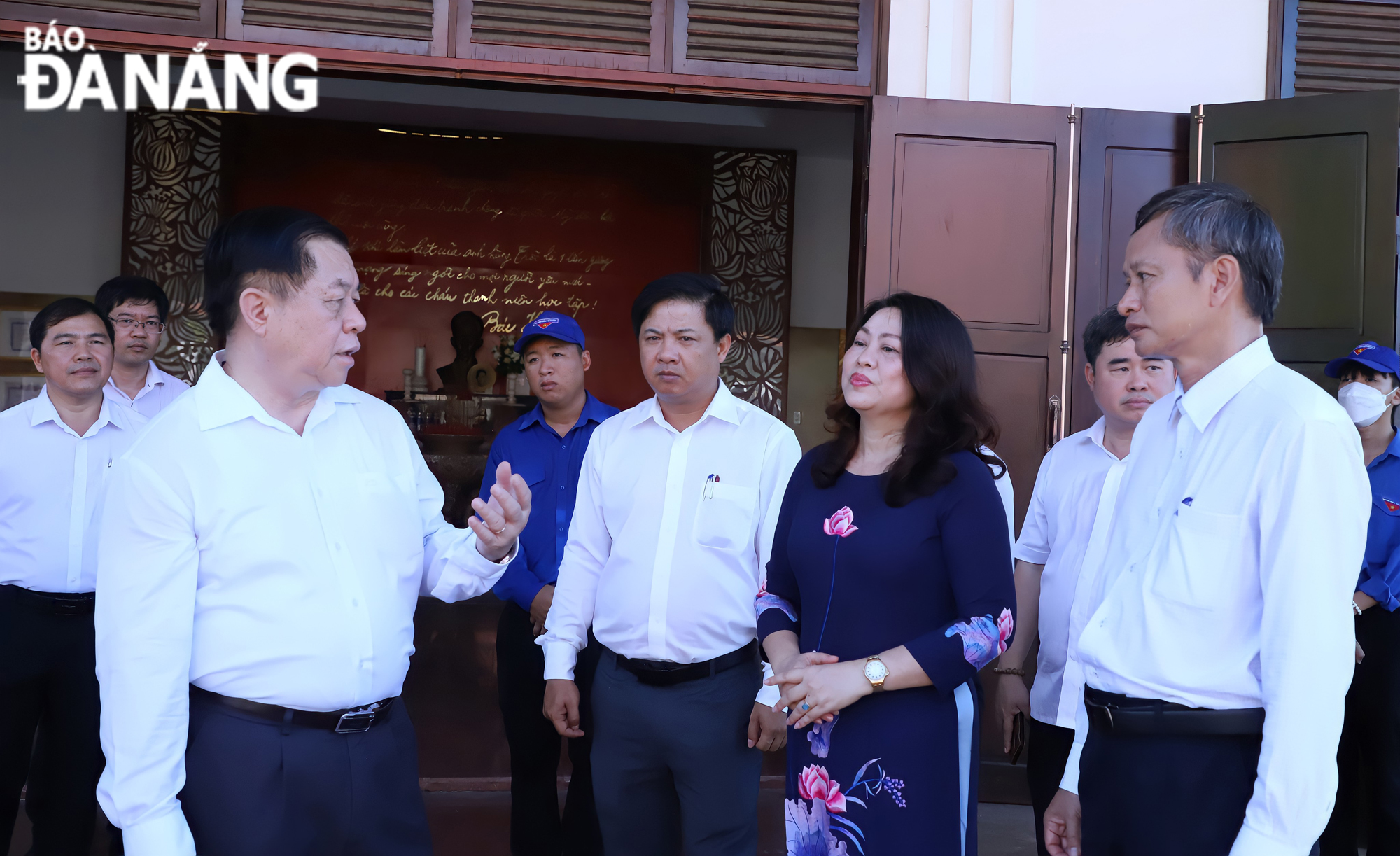 Head of the Party Central Committee’s Commission for Publicity and Education Nguyen Trong Nghia, plus Da Nang leaders, visiting the memorial house of heroic martyr Nguyen Van Troi.