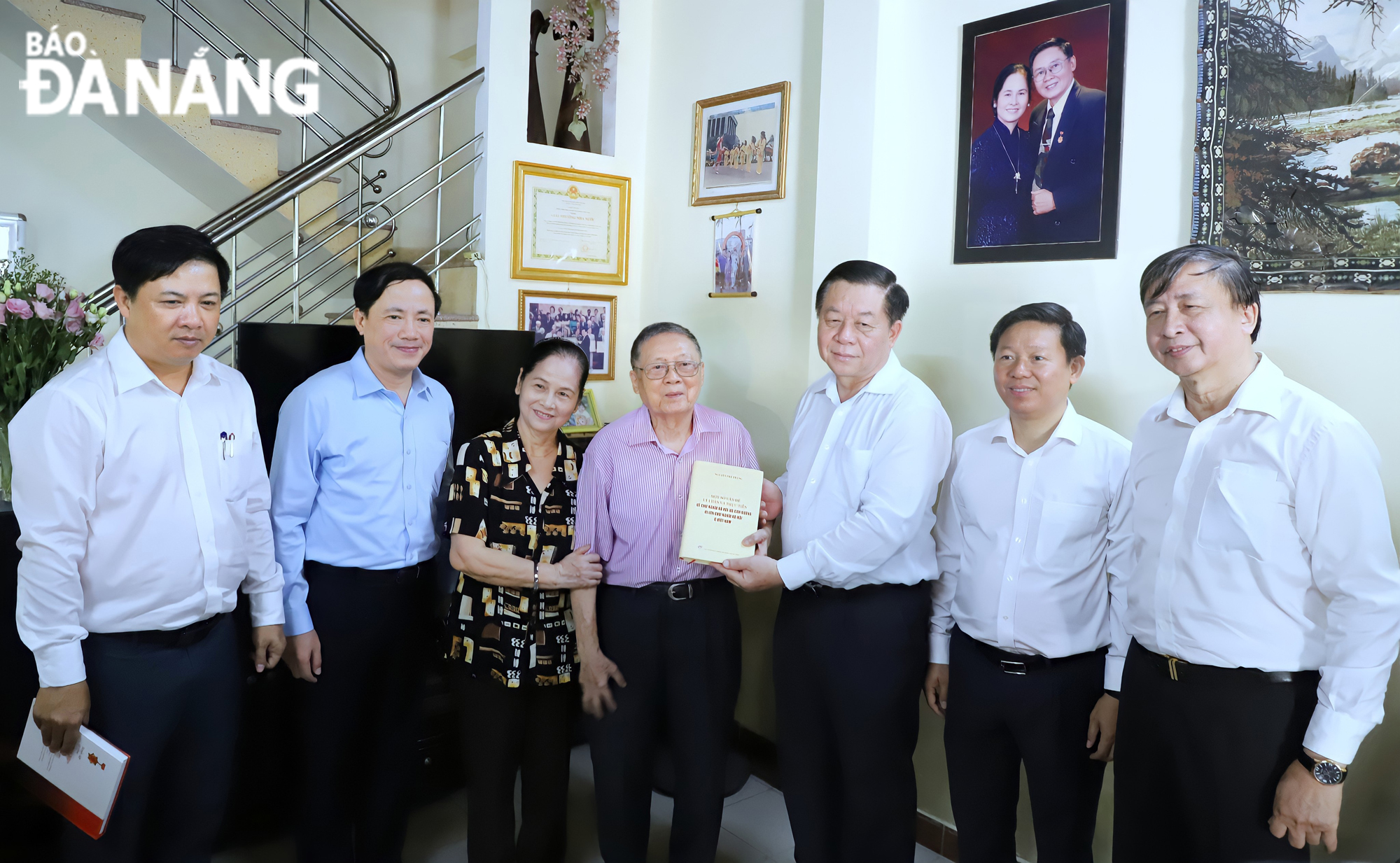 Head of the Party Central Committee’s Commission for Publicity and Education Nguyen Trong Nghia (third, right) presenting musician Thanh Anh a book titled ‘Some theoretical and practical issues on socialism and the path towards socialism in Viet Nam’ written by General Secretary Nguyen Phu Trong