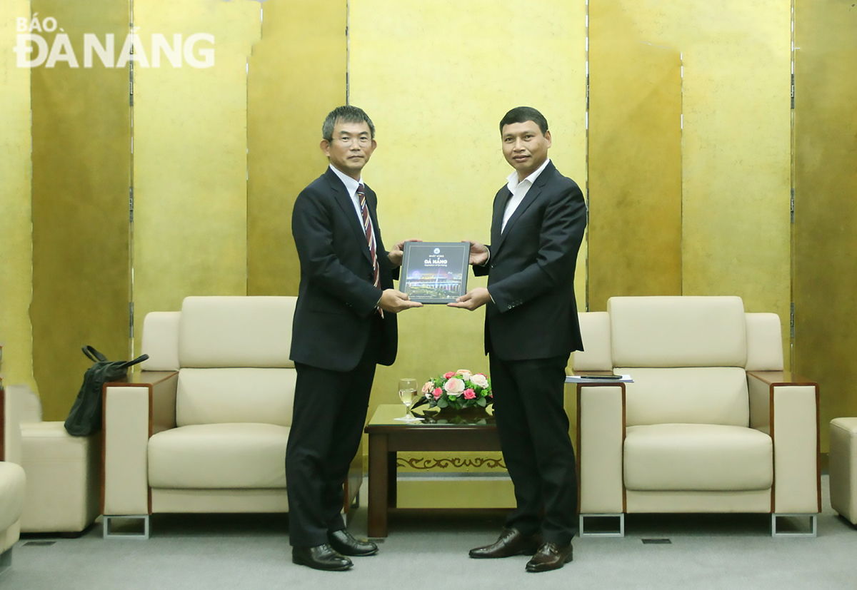 Da Nang People’s Committee Vice Chairman Ho Ky Minh (right) presenting a momento to Vice President of Mitsubishi Corporation Viet Nam Takuya Sahashi. Photo: THANH LAN  