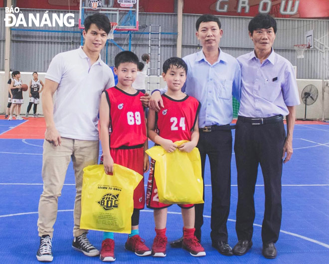 TS. Nguyễn Trường Minh (bên trái) cùng các học viên nhí tại Trung tâm thể thao BDC. Ảnh: H.T.V
