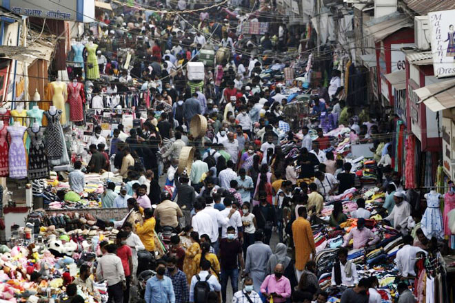 Liên Hợp Quốc dự báo Ấn Độ sẽ có dân số đông nhất thế giới vào năm 2023.  Trong ảnh: Một khu chợ đông đúc trên đường phố ở Mumbai (Ấn Độ). Ảnh: AP