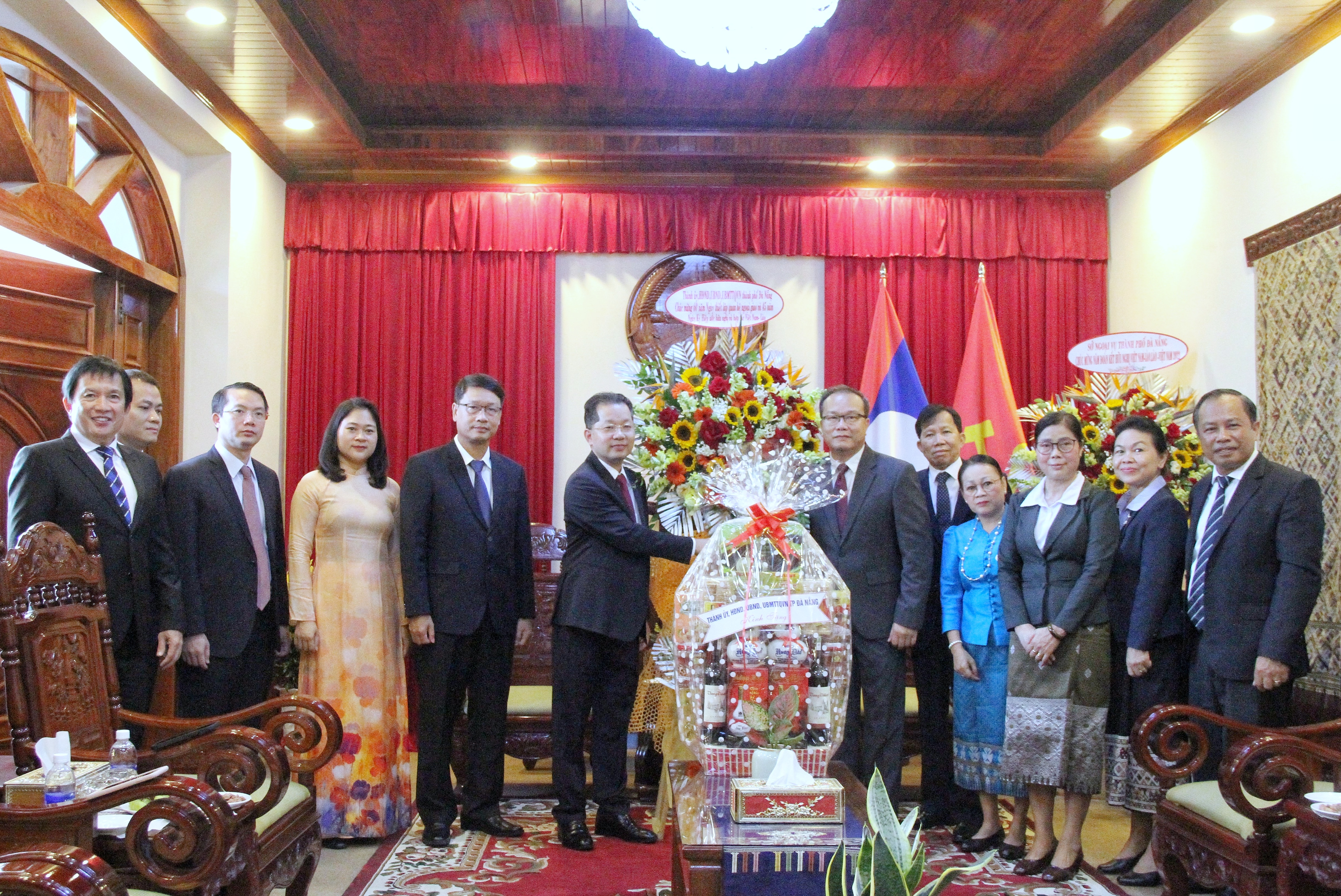 Da Nang Party Committee Secretary Nguyen Van Quang (6th, from the left) presents congratulatory flowers to the Consulate General of Laos in Da Nang. Photo: LAM PHUONG