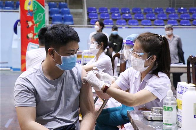 Tiêm vaccine phòng COVID-19 cho người dân thành phố Buôn Ma Thuột (Đắk Lắk). Ảnh: Tuấn Anh/TTXVN