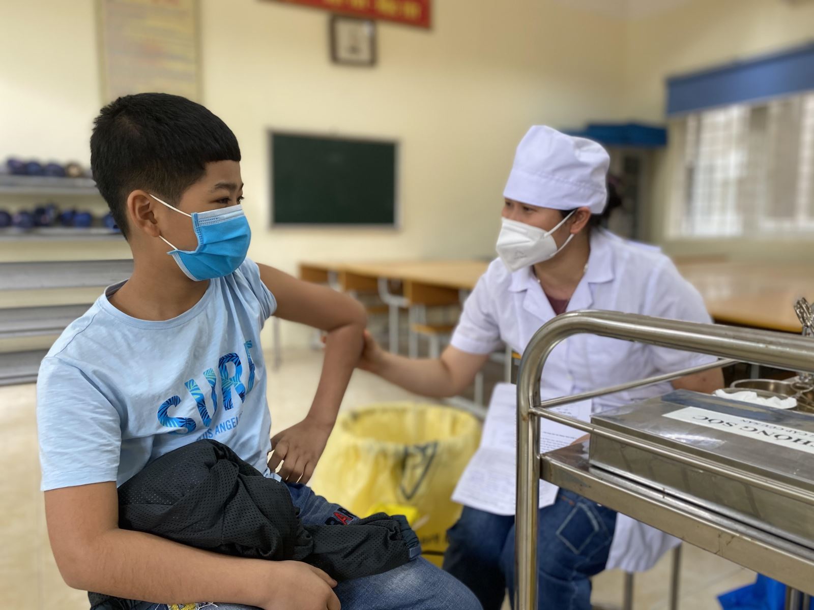 Tiêm vaccine phòng Covid-19 cho học sinh tiểu học. Ảnh: TN