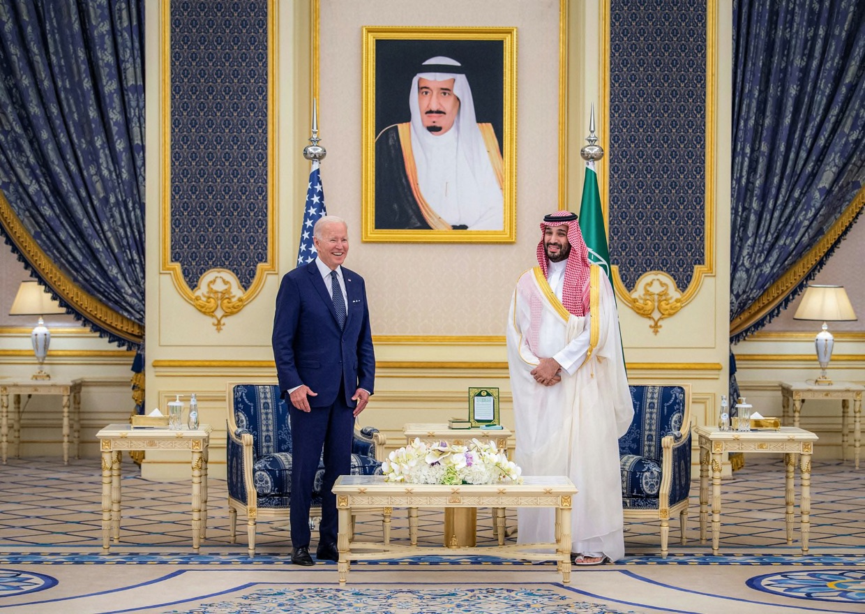 Tổng thống Joe Biden gặp Thái tử Saudi Arabia Mohammed bin Salman tại Cung điện Al-Salam. Ảnh: AFP
