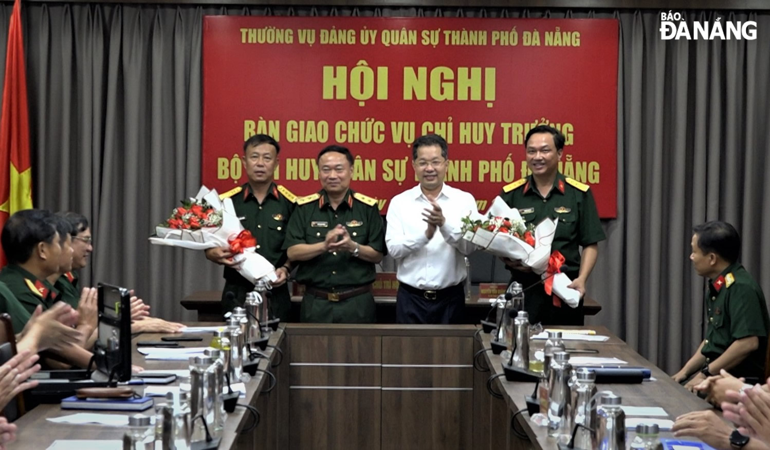 Secretary Nguyen Van Quang and Lieutenant General Thai Dai Ngoc (centre) presenting flowers to Colonel Nguyen Quoc Huong (left) and Senior Lieutenant Colonel Nguyen Van Hoa (right). Photo: HOANG TUAN