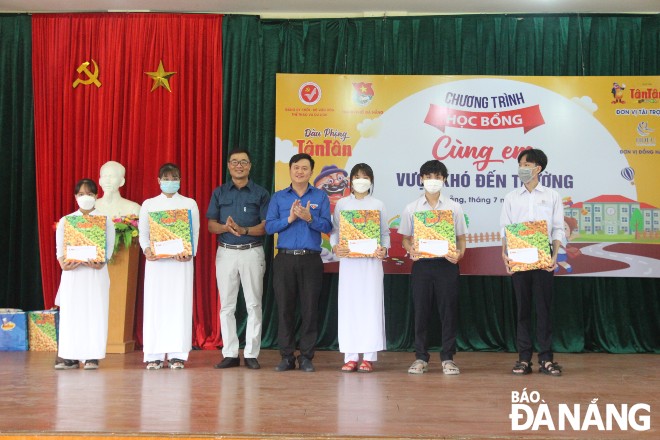 Mr. Le Cong Hung (fourth, right), Vice Chairman of the Central Committee of the Viet Nam Students’ Association, Deputy Secretary of the Da Nang Youth Union, and Chairman of the municipal Students Association, presenting scholarships to poor studious. Photo: Ngoc Quoc