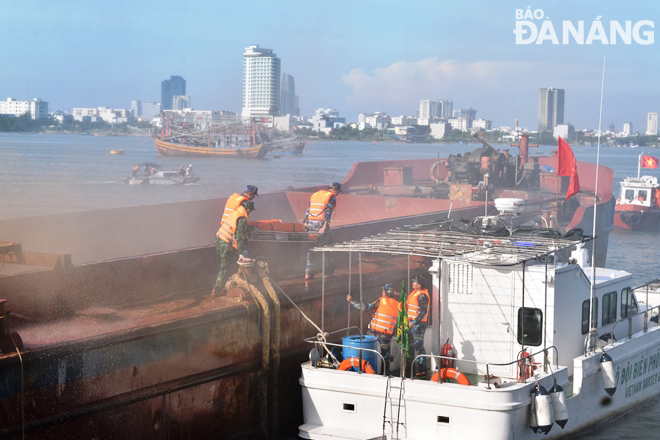 The ship of the Da Nang Border Guard Command approached the injured ship and gave first aid to the injured