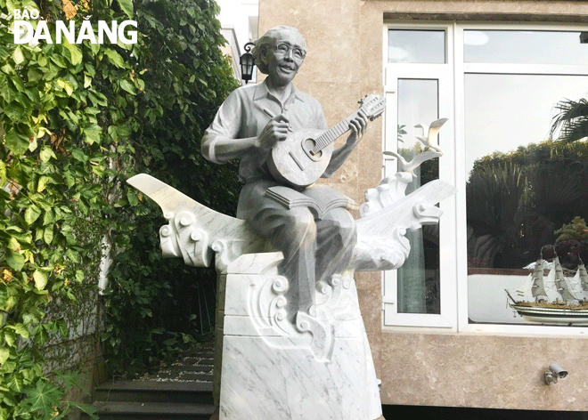 The stone sculpture entitled 'Musicians of love songs' created by sculptor Dinh Gia Thang. Photo: XUAN DUNG