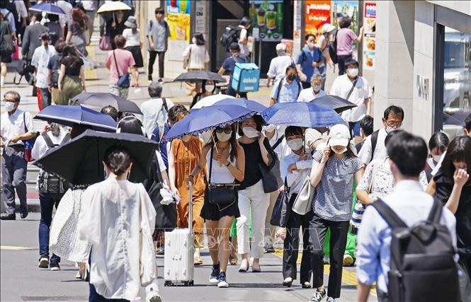 Người dân di chuyển trên đường phố tại Tokyo, Nhật Bản. Ảnh: Kyodo/TTXVN