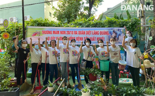  The teachers of 20 October Kindergarten came out to clean up the environment and destroy larvae.