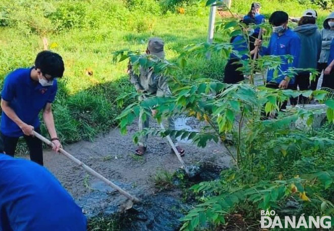 Youth union members of Hoa Vang District cleared the point of stagnant water.