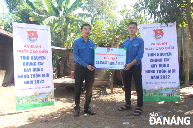 Mr. Nguyen Ba Duan, Deputy Secretary of the Da Nang Youth Union, Chairman of the municipal Youth Union (on the left) donates 20,000 acacia trees to Mr. Nguyen Le Ngoc Son for developing livelihoods. Photo: Ngoc Quoc