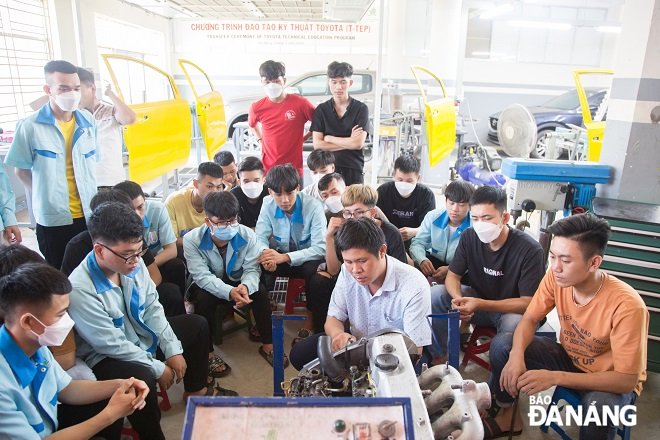 Students learn theory combined with actual machine observations. Photo: CHANH LAM