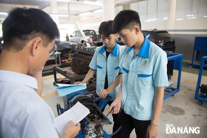 Students are exposed to machinery related to their majors from an early age. Photo: CHANH LAM