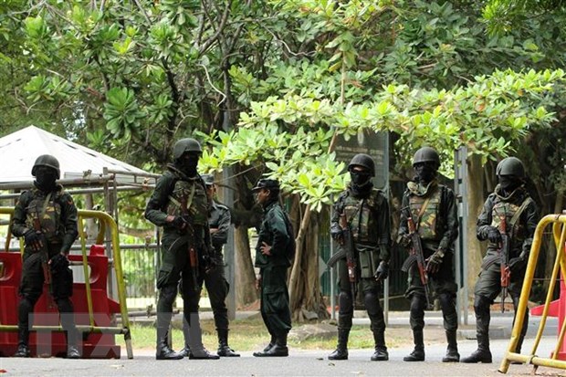 Binh sỹ Sri Lanka gác tại Colombo ngày 14/7/2022. (Ảnh: AFP/TTXVN)