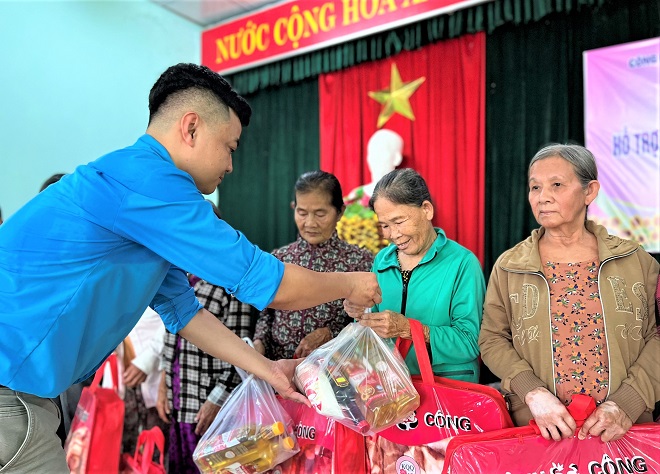 1.	Chủ tịch Công đoàn Công ty TNHH Mabuchi Motor Đà Nẵng Nguyễn Thanh Tân (bìa trái) trao quà cho người dân khó khăn. Ảnh: C.Đ