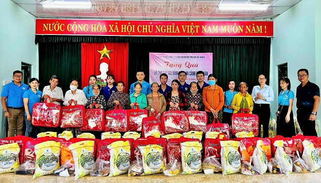 Công đoàn Công ty TNHH Mabuchi Motor Đà Nẵng trao tổng cộng 50 suất quà cho người dân khó khăn. Ảnh: C.Đ