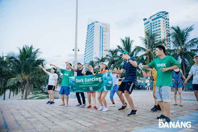 The warm-up activities of the Dork Dancing Da Nang dance group