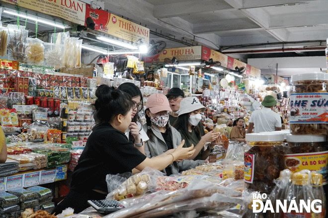 Du khách mua sắm tại chợ Hàn. Ảnh: QUỲNH TRANG