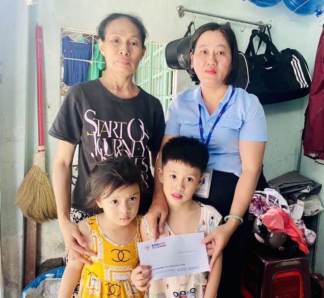 Điện lực Thanh Khê trao tặng quà gia đình cô Vân.