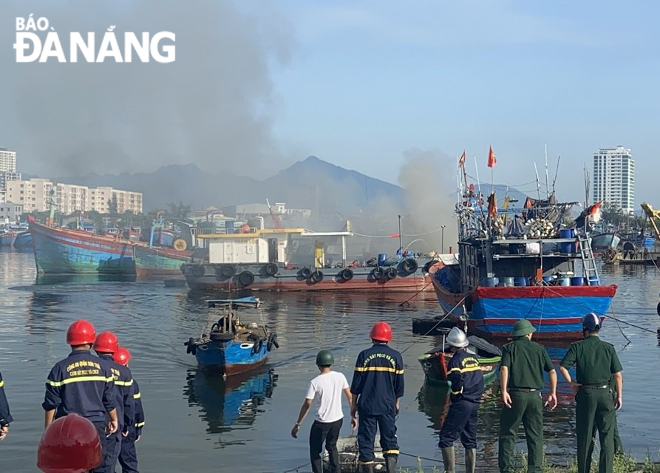 Các đơn vị liên quan phối hợp dập tắt đám cháy trên tàu cá số hiệu BĐ41053 của ông Phạm Minh T. Ảnh: CA