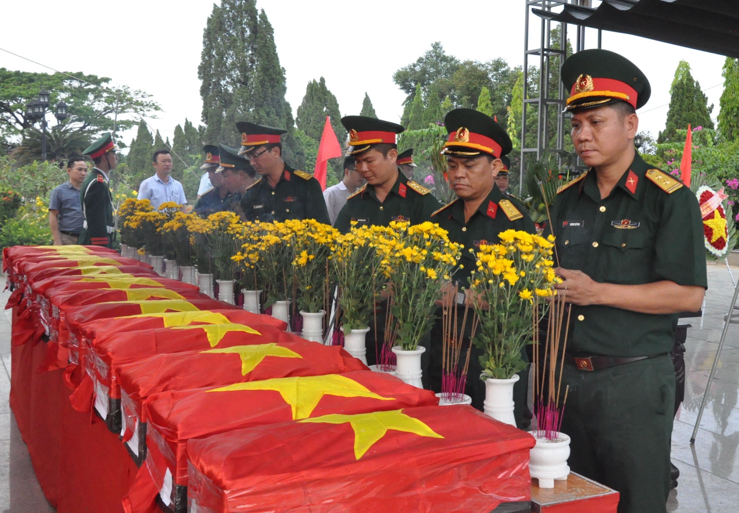 The Steering Committee 515 held a memorial and burial ceremony for the remains of 14 martyrs of Company 2, Battalion 89 Quang Da, who died during the anti-American resistance war. (Photo taken on April 19, 2021). Photo: LE HUNG