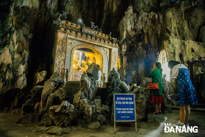 On the left side of the cave is the shrine of ‘Ngoc Phi’ (the Goddess of Wealth) where people come to pray for wealth 