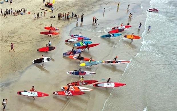 Athletes competing in standup paddle boarding (SUP) with a distance of 2,000m on Man Thai beach of Da Nang in April 2022 (Photo: VNA)