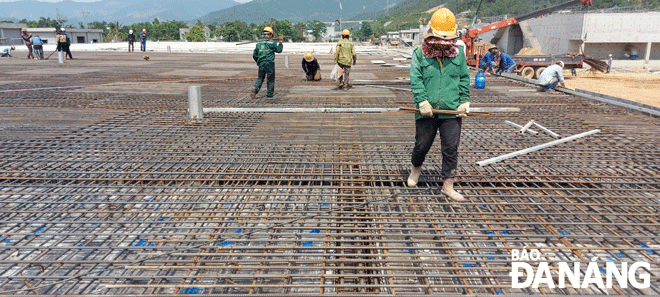 Cần bảo đảm an toàn lao động trong xây dựng các công trình.  Trong ảnh:  Công nhân đang thi công tại một công trình trên địa bàn huyện Hòa Vang.  Ảnh: TRIỆU TÙNG