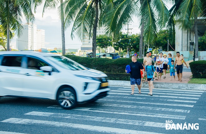 Nguy hiểm chực chờ khách du lịch khi mật độ xe lưu thông quá lớn trên các tuyến đường biển tại thành phố Đà Nẵng.