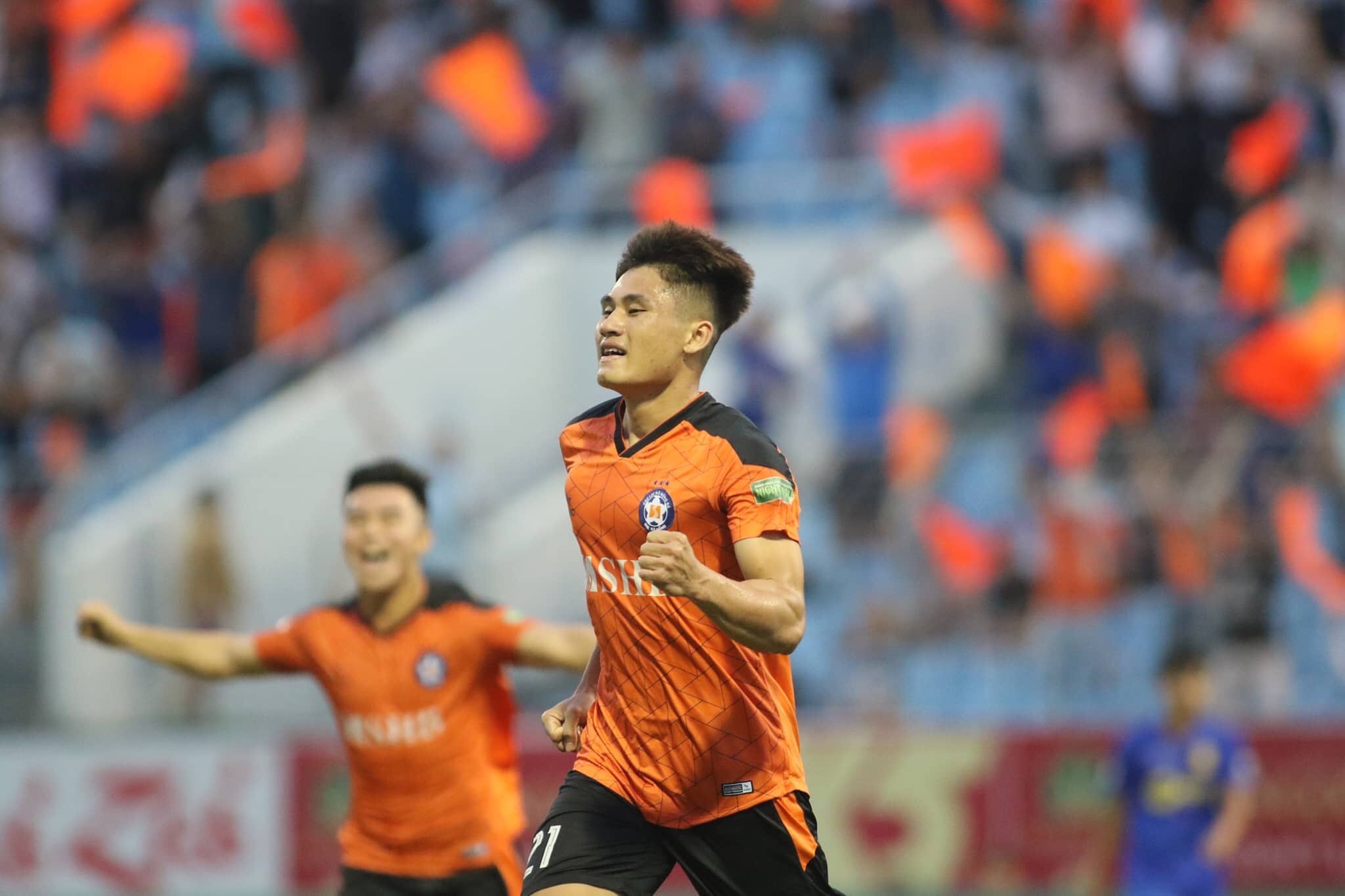 Tuổi 19 của Phi Hoàng đầy hứa hẹn, anh ghi 2 bàn vào lưới Sông Lam Nghệ An chiều qua. Ảnh: M.M	