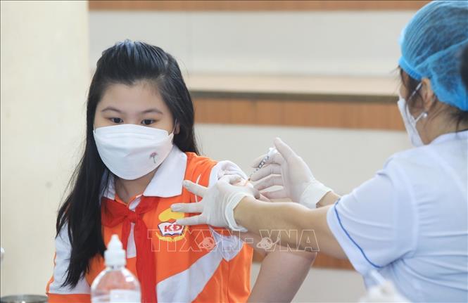 Học sinh lớp 6 trường THCS Khương Đình (Hà Nội) được tiêm vaccine phòng COVID-19. Ảnh: Tuấn Anh/TTXVN