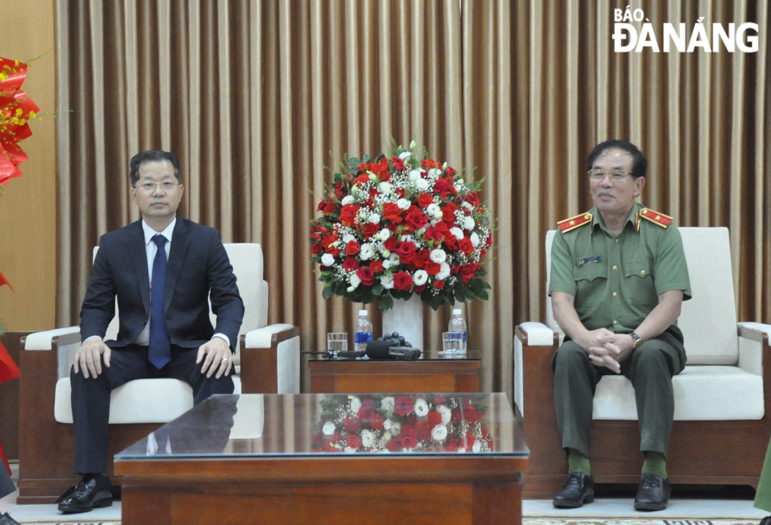 Da Nang Party Committee Secretary Nguyen Van Quang (left) and Major General Vu Xuan Vien
