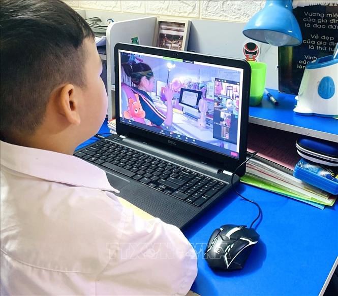 Học sinh lớp 1 (năm học 2021 - 2022) trường Tiểu học Thăng Long, quận Hoàn Kiếm làm quen với việc học trực tuyến. Ảnh minh họa: TTXVN phát