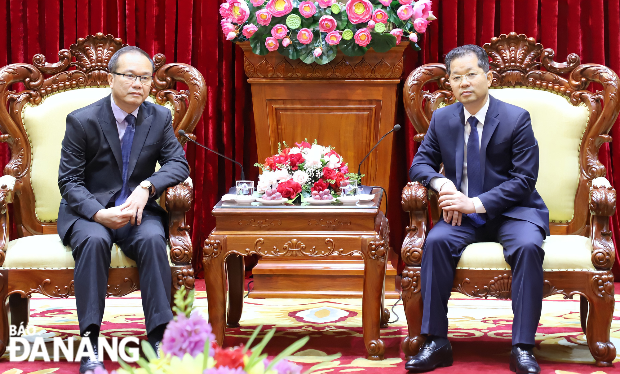 Da Nang Party Committee Secretary Nguyen Van Quang (right) and Lao Consul General in Da Nang Souphanh Hadaoheuang