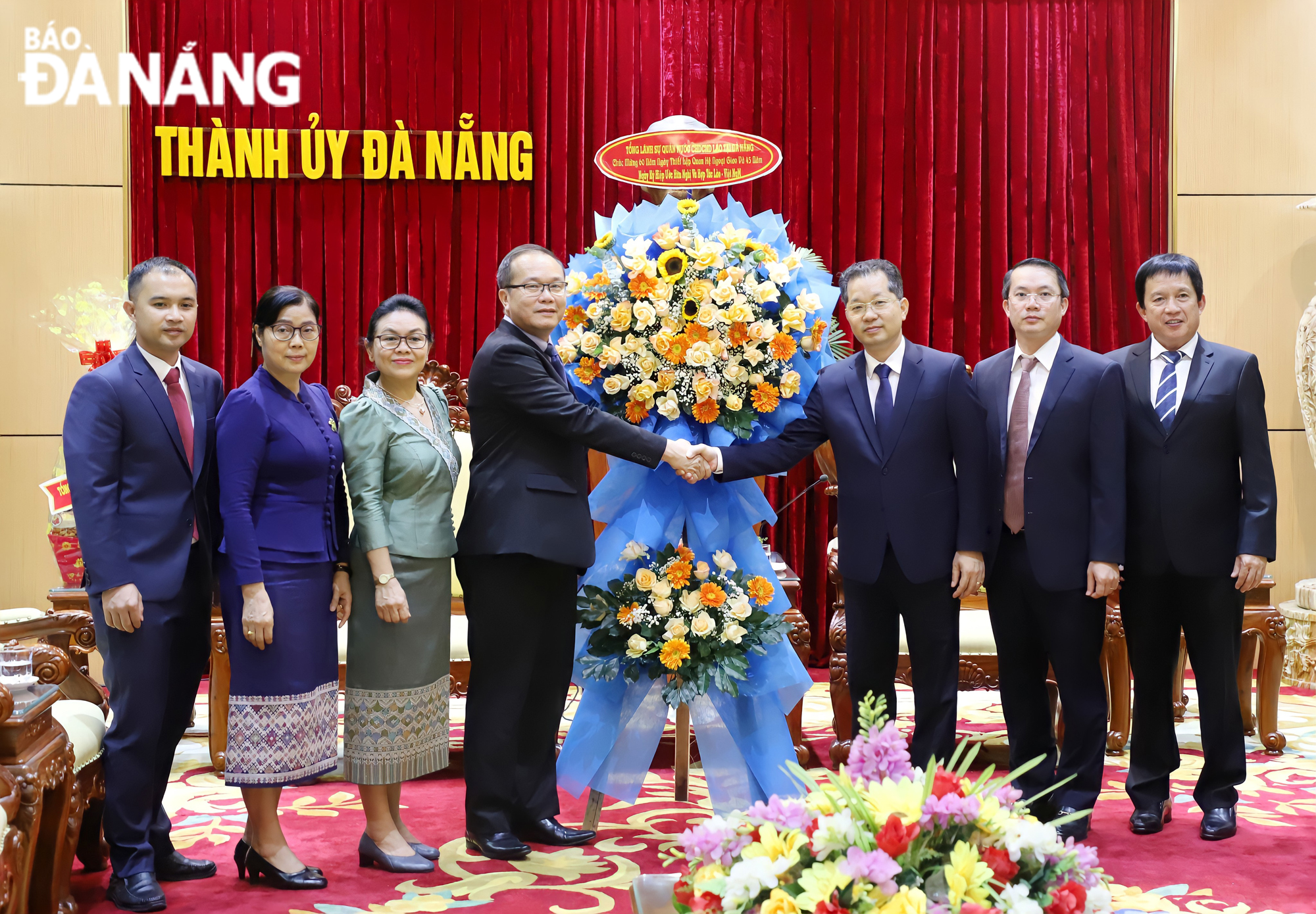 Lao Consul General in Da Nang City Souphanh Hadaoheuang (fourth, left) presenting flowers to the Da Nang leaders