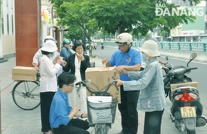 Đoàn viên thanh niên tổ chức chằng buộc quà cho gia đình chính sách.