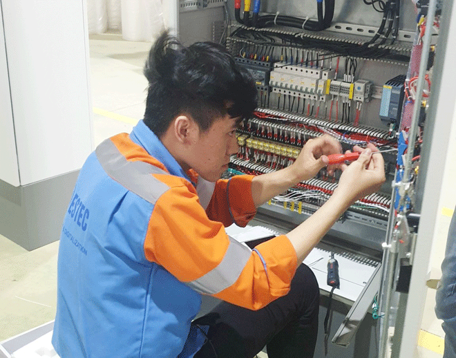 A student at the Da Nang Vocational College perfoming practical skills at the Da Nang branch of East Sea Technology Engineering Electrical Automation Co., LTD.