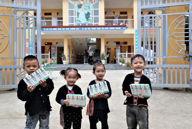 Gần nửa triệu em nhỏ tại các mái ấm, trung tâm bảo trợ xã hội… đã được thụ hưởng chương trình Quỹ sữa Vươn cao Việt Nam suốt 15 năm qua.  Ảnh: Công ty VNM cung cấp.