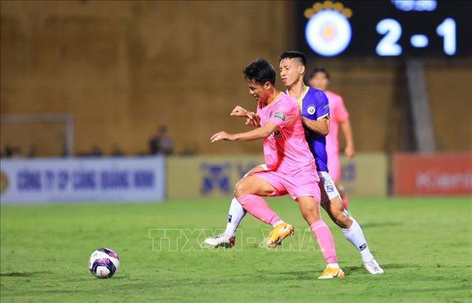 Pha tranh bóng của cầu thủ hai đội trên sân vận động Hàng Đẫy (Hà Nội) diễn ra trận đấu giữa Hà Nội  FC (áo tím) gặp Sài Gòn FC trong khuôn khổ vòng 8, giải Night Wolf V. League 1-2022. Ảnh: Tuấn Anh/TTXVN