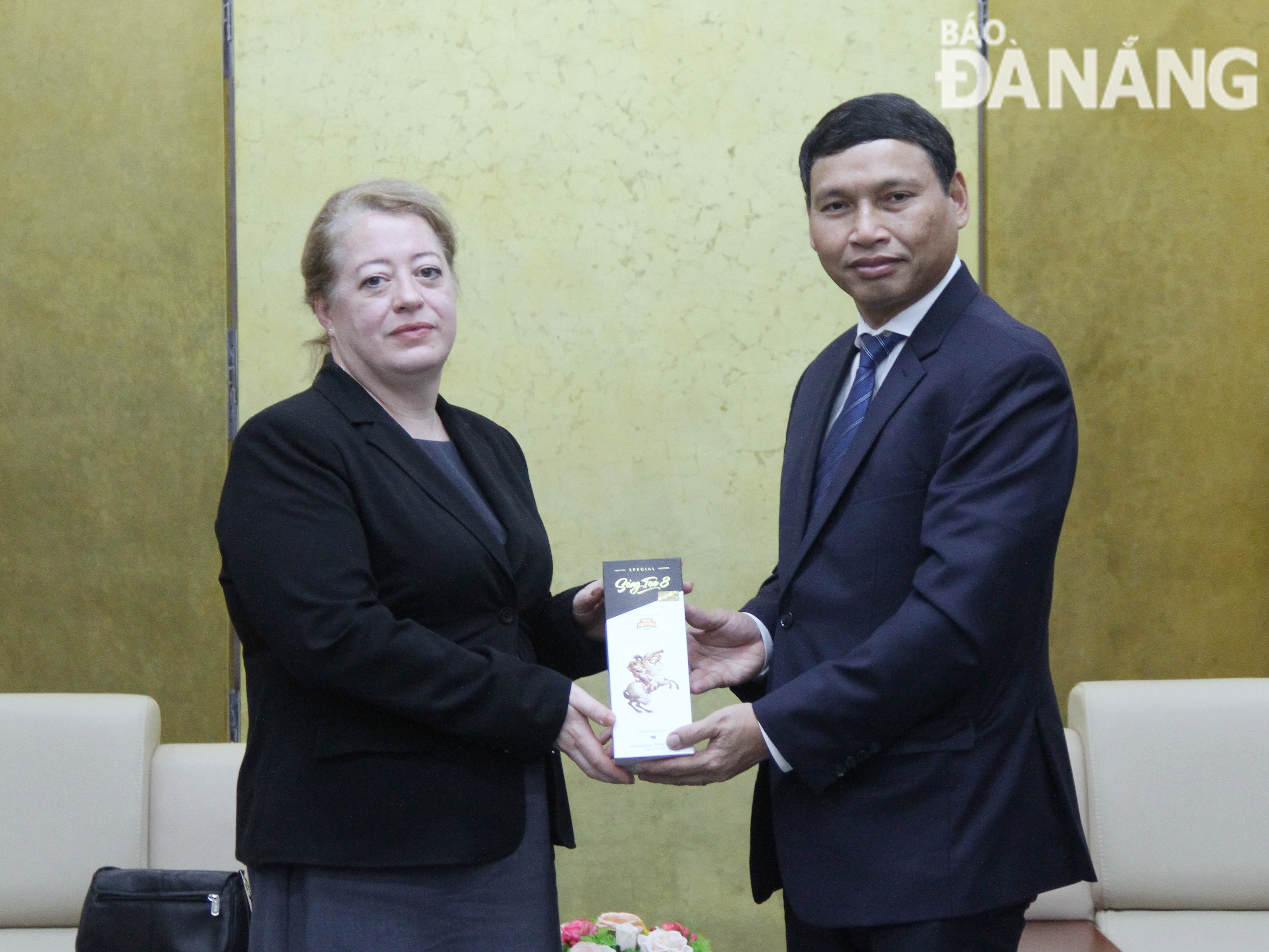 Municipal People's Committee Vice Chairman Ho Ky Minh (right) receiving Ms. Mizonova Maria Georgievna