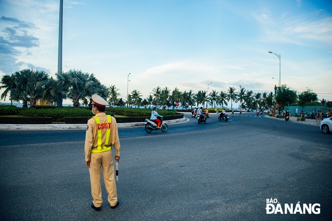 A traffic police officer is on duty to regulate traffic flows on seaside roads. Photo: CHANH LAM