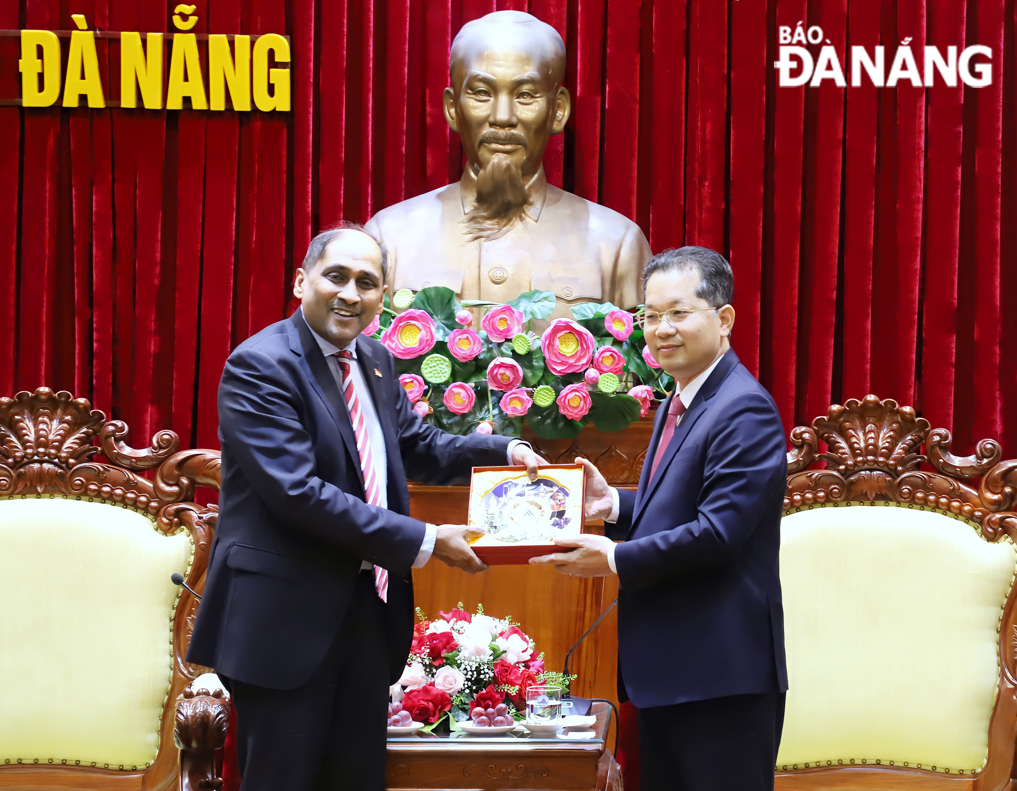 Secretary Nguyen Van Quang (right) presenting a momento to Singaporean Ambassador to Vietnam Jaya Ratnam. Photo: NGOC PHU