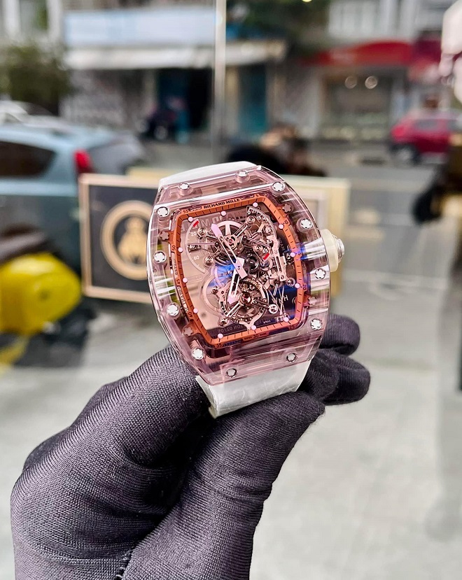 Chiếc đồng hồ Richard 56-01 Brown Sapphire Tourbillon thuộc sở hữu của Empire Luxury.