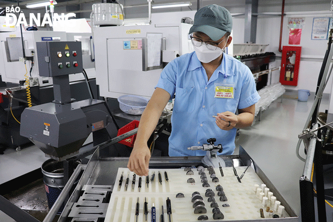 Hoạt động sản xuất tại Công ty TNHH Daiwa Việt Nam (Khu công nghiệp Hòa Khánh, quận Liên Chiểu). Ảnh: KHÁNH HÒA	
