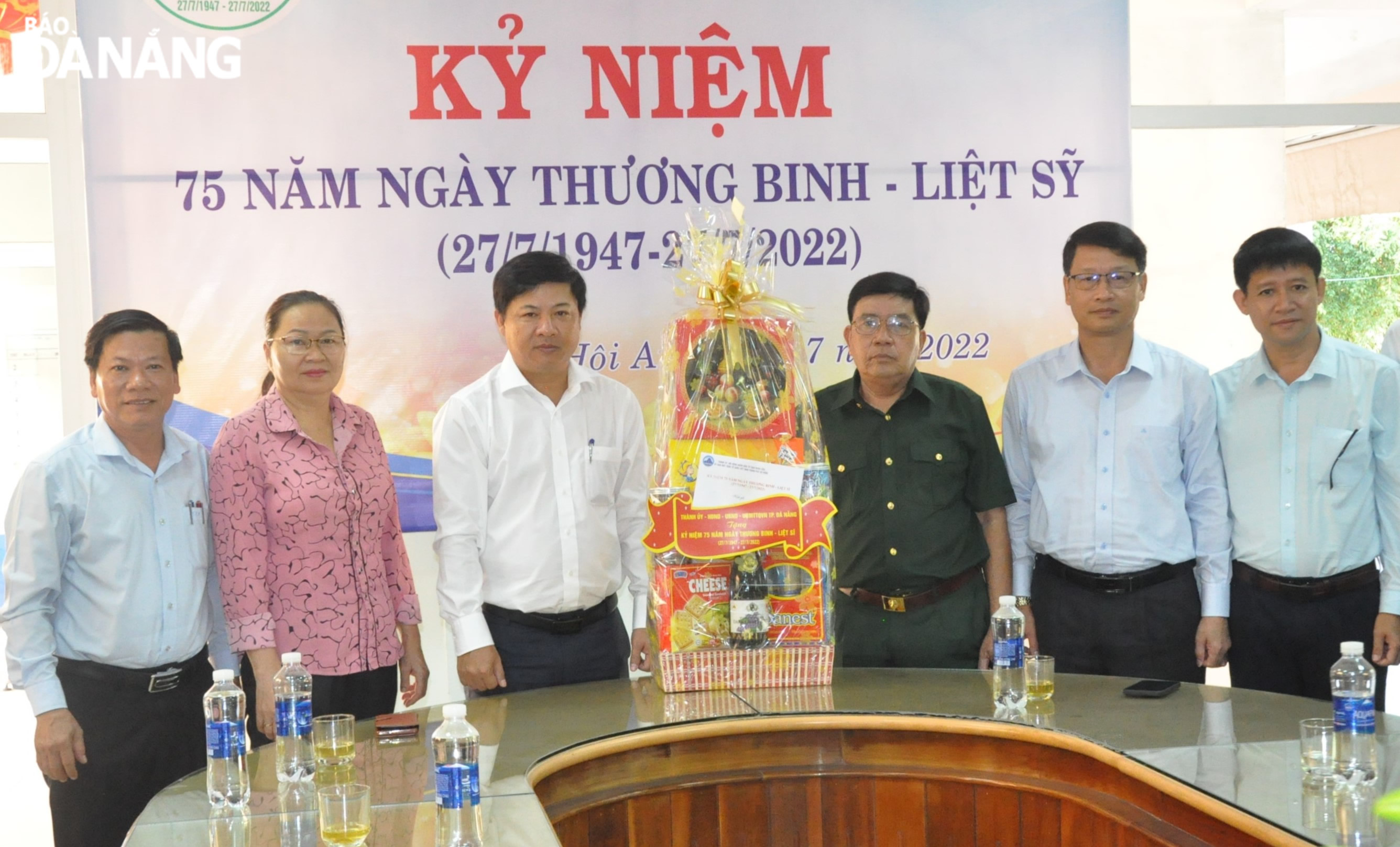 Phó Bí thư Thường trực Thành ủy Lương Nguyễn Minh Triết (thứ 3, trái sang) thăm Trung tâm Nuôi dưỡng, điều dưỡng người có công cách mạng tỉnh Quảng Nam. Ảnh: LÊ HÙNG