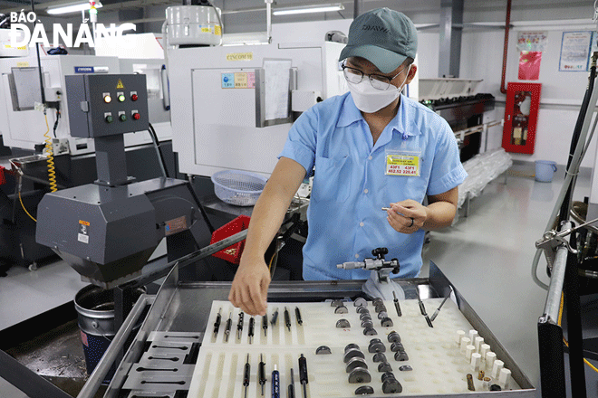 Production activities are observed at the Daiwa Vietnam Co., Ltd based in the Hoa Khanh Industrial Park, Lien Chieu District. Photo: KHANH HOA