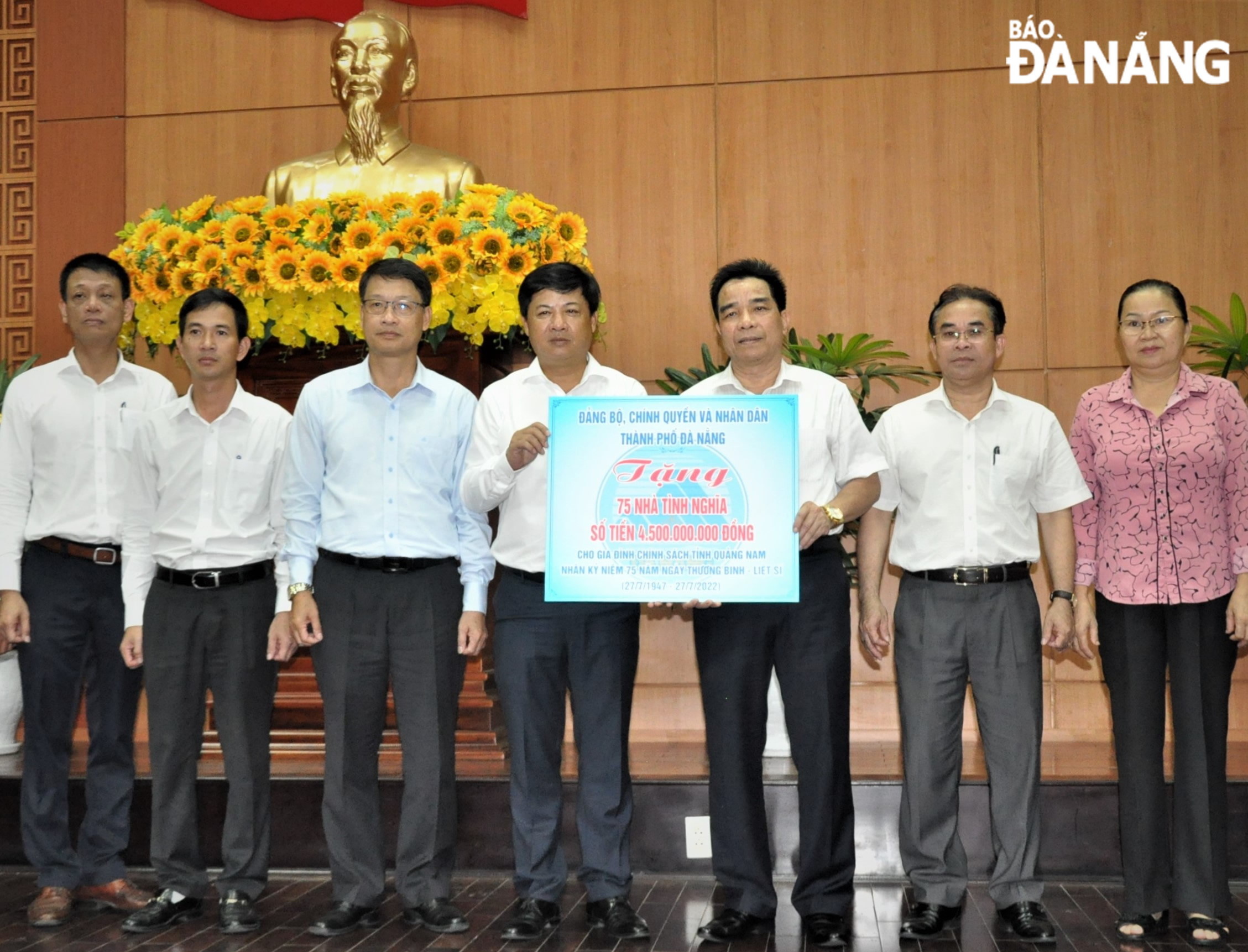 Da Nang Party Committee Deputy Secretary Luong Nguyen Minh Triet (centre) handing over the symbolic board of 75 'gratitude houses' to social policy families in Quang Nam Province. Photo: LE HUNG