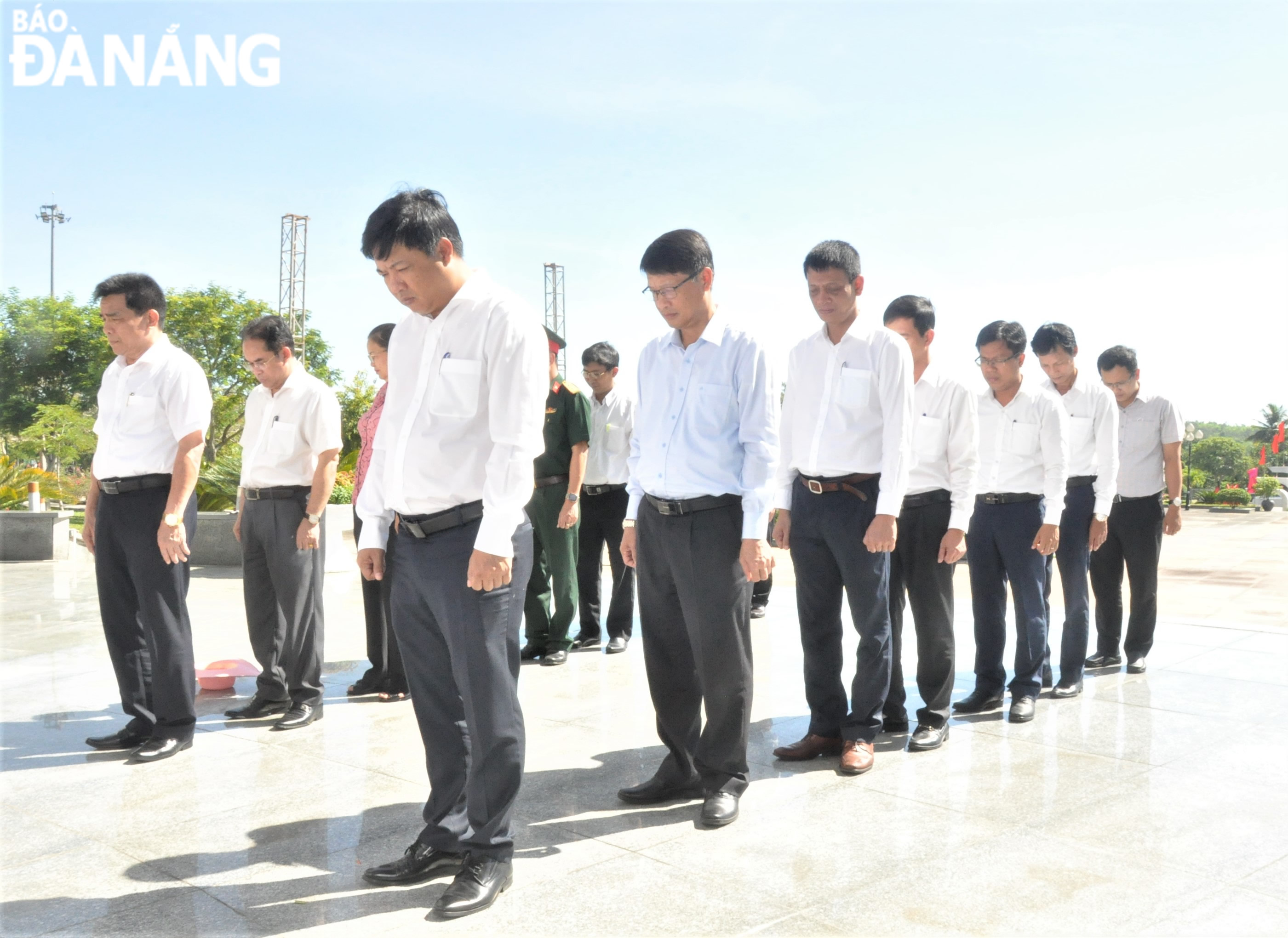 The delegation of Da Nang and Quang Nam Province leaders observing a one-minute moment of silence in memory of heroic Vietnamese mothers and martyrs at the Martyrs' Cemetery in Quang Nam Province. Photo: LE HUNG